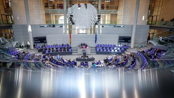 Blick in die Totale: Hubertus Heil (SPD), Bundesminister für Arbeit und Soziales, spricht bei der Sitzung des Bundestags mit der ersten Lesung zum Rentenpaket II.