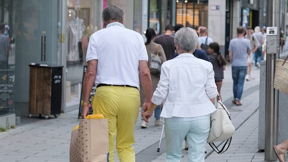Zwei Rentner beim Einkaufsbummel