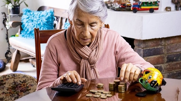 Rentner Rentnerin Seniorin Geld Altersarmut