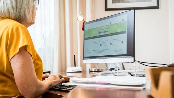 Eine Rentnerin sitzt an ihrem Schreibtisch in Winsen/Luhe und macht eine Steuererklärung mit dem Online-Portal Elster (gestellte Szene).