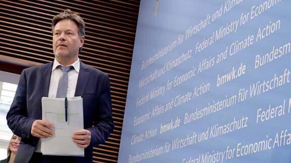 Robert Habeck (Bündnis 90/Die Grünen), Bundesminister für Wirtschaft und Klimaschutz, kommt zu einer Pressekonferenz über die Vorstellung der Industriestrategie im Bundesministerium für Wirtschaft und Klimaschutz.