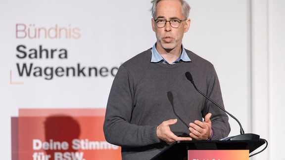 Roberto Kobelt spricht beim Parteitag des Bündnis Sahra Wagenknecht in der Arena Steigerwaldstadion.