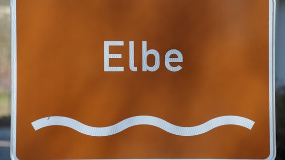 Schild mit der Aufschrift „Elbe“