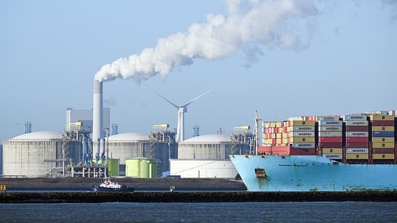 Schiffe fahren 2022 vor LNG-Tanks in den Hafen von Rotterdam.