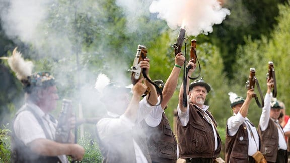 Böllerschüsse eröffnen das Rudolstädter Vogelschießen, den größten Rummel in Thüringen. 