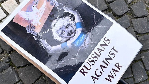 Ein Schild mit der Aufschrift «Russians against war» liegt bei einer Demonstration des Vereins Free Russians auf dem Odeonsplatz auf dem Boden. 