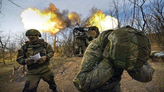 Russische Soldaten feuern eine selbstfahrende Haubitze vom Typ Giatsint-S auf ukrainische Stellungen im Abschnitt Awdejewka der Frontlinie ab.