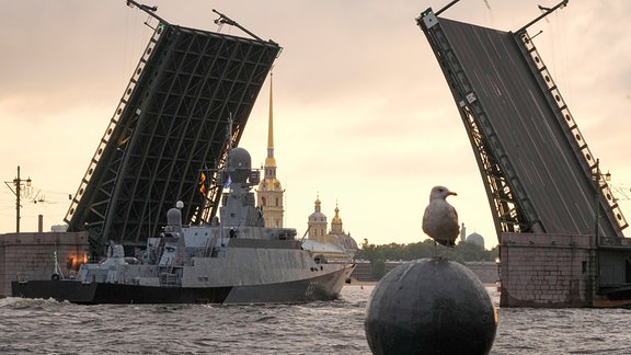 Ein Kriegsschiff fährt während einer Probe einer Marineparade durch die Dvortsovy-Zugbrücke auf dem Fluss Newa.