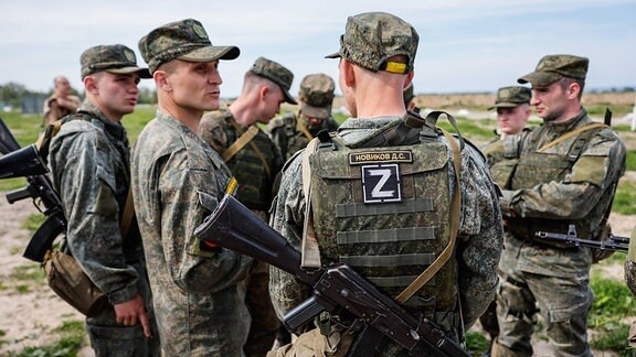 Russische Militärangehörige auf dem Truppenübungsplatz Chmelewka