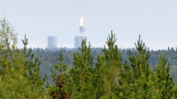 Russland verbrennt Gas an der Verdichterstation Portovaya in Russland, aufgenommen vom Luftüberwachungsturm von Pyterlahti in Virolahti, Ostfinnland.