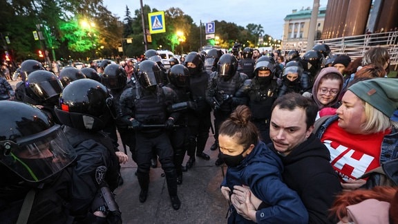 Polizisten und Demonstranten bei einer nicht genehmigten Kundgebung gegen eine von Russlands Präsident Wladimir Putin angekündigte Teilmobilisierung am 21. September 2022.