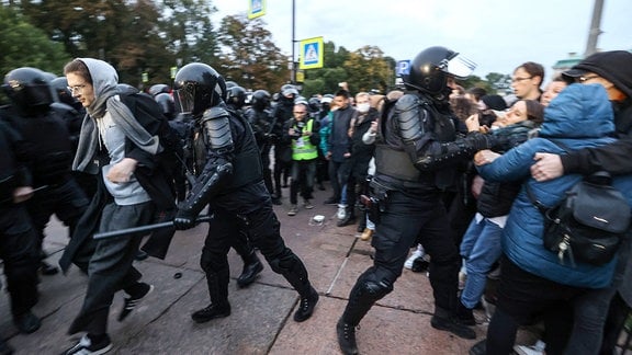 Polizisten und Demonstranten bei einer nicht genehmigten Kundgebung gegen eine von Russlands Präsident Wladimir Putin angekündigte Teilmobilisierung am 21. September 2022. 