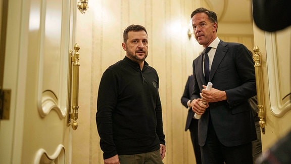 NATO-Generalsekretär Mark Rutte (l) trifft den ukrainische, Präsident Wolodymyr Selenskyj in Kiew.