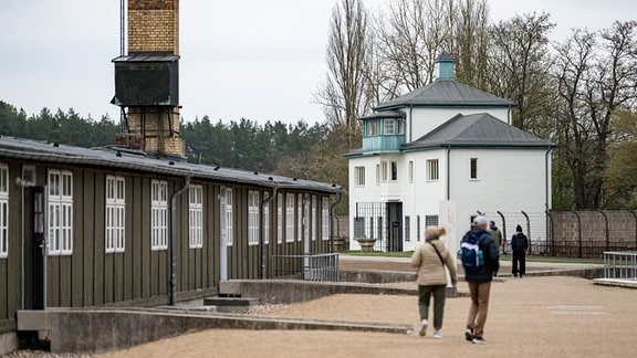 Personen laufen in der Gedenkstätte Sachsenhausen über das Gelände des ehemaligen Konzentrationslager.