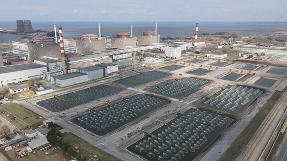Ein Luftbild zeigt die Sprühstöße im Kernkraftwerk Saporischschja, während Russlands Militäroperation in der Ukraine weitergeht