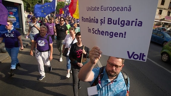 Demonstranten fordern die Aufnahme von Rumänien und Bulgarien in den Schengenraum.