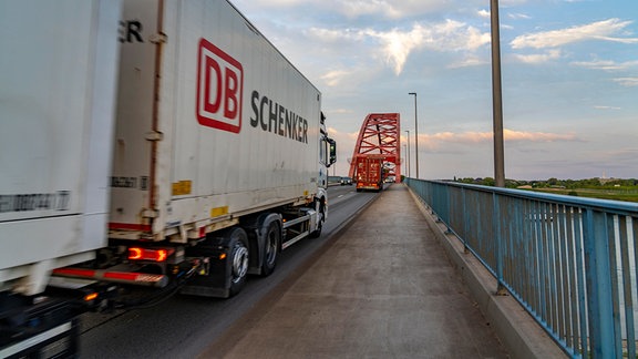 Die Brücke der Solidarität, längste Stabbogenbrücke Deutschlands, über den Rhein von Duisburg-Hochfeld nach DU-Rheinhausen