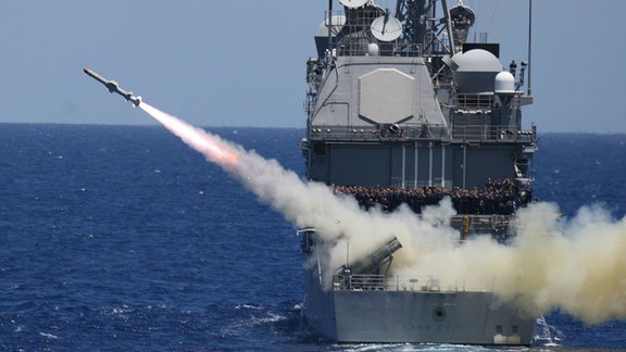 Zerstörer USS Lake Erie feuert eine AGM-84 Harpoon ab während einer Übung auf dem Pazifischen Ozean