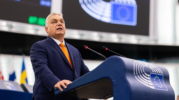 Viktor Orbán (Fidesz), Ministerpräsident von Ungarn, steht im Plenarsaal des Europäischen Parlaments und spricht.