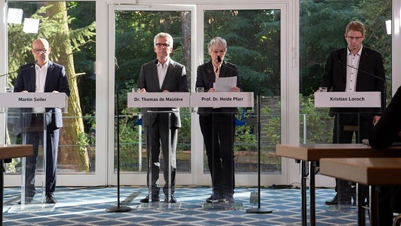 Thomas de Maizière (CDU, M., l), früherer Verteidigungs- und Innenminister, und Heide Pfarr (M.), Arbeitsrechts-Expertin, stellen in Potsdam den Kompromissvorschlag im Tarifkonflikt zwischen der Deutschen Bahn und der Eisenbahn- und Verkehrsgewerkschaft (EVG) vor.