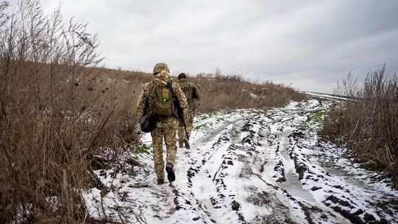Zwei Offiziere des ukrainischen Grenzschutzes begeben sich in der Region Sumy auf ihren Posten.