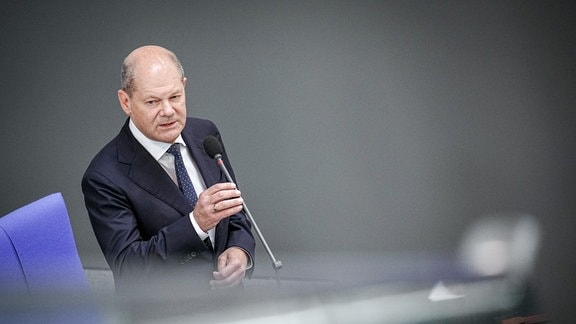 Bundeskanzler Olaf Scholz (SPD) nimmt an der Regierungsbefragung im Bundestag teil.