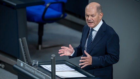 Bundeskanzler Olaf Scholz (SPD), spricht bei einer Regierungserklärung zum EU-Gipfel im Bundestag.