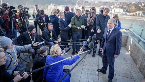 Bundeskanzler Olaf Scholz (SPD) gibt zu Beginn des Informellen Treffens des Europäischen Rates ein Pressestatement in der ungarischen Hauptstadt.