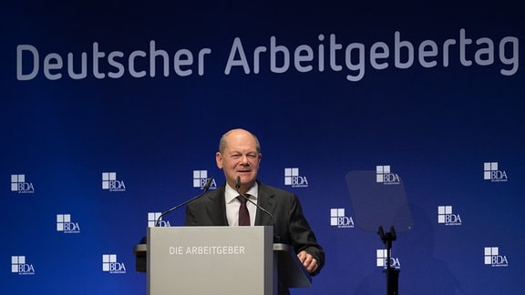 Bundeskanzler Olaf Scholz (SPD) spricht während des Deutschen Arbeitgebertages 2024 der Bundesvereinigung der Deutschen Arbeitgeberverbände (BDA).