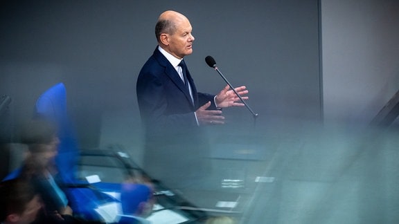 Bundeskanzler Olaf Scholz (SPD) nimmt an der Regierungsbefragung im Deutschen Bundestag teil.