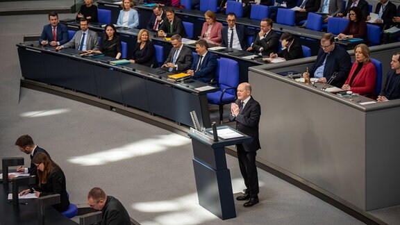 Bundeskanzler Olaf Scholz (SPD), gibt im Bundestag eine Regierungserklärung ab.