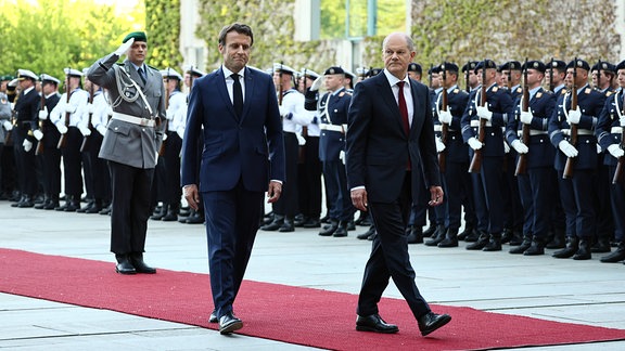 Bundeskanzler Olaf scholz empfaengt den Franzoesichen Praesident Emmanuel Macron mit militaerischen Ehren im Kanzleramt in Berlin am 9. Mai 2022.