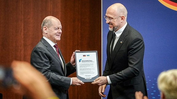 Schmyhal überreicht Scholz Zertifikat für Rheinmetall Joint-Venture Registrierung