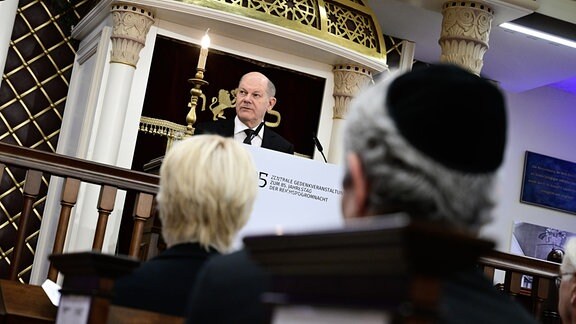 Bundeskanzler Olaf Scholz spricht während einer Gedenkveranstaltung zum 85. Jahrestag der Pogromnacht in der Synagoge Beth Zion.