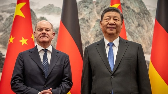 Bundeskanzler Olaf Scholz (SPD) wird von Xi Jinping, Staatspräsident von China, im Staatsgästehaus empfangen.