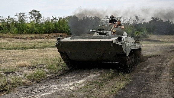 Ukrainischer Schützenpanzer der 65. Separaten Mechanisierten Brigade bei einer Kampfübung.