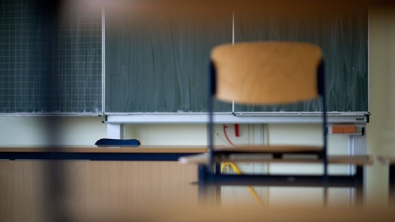 Ein Stuhl steht in einem Klassenzimmer der Kraichgau-Realschule auf einem Tisch.