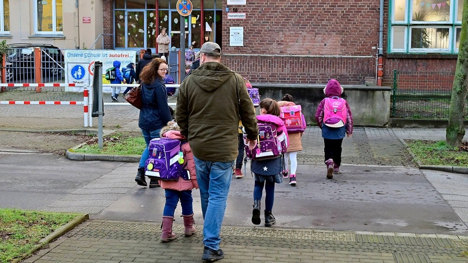 Back to school: Study: Children feel unsafe on one fifth of their way to school