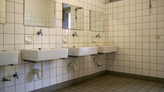 Waschraum einer Grundschule 