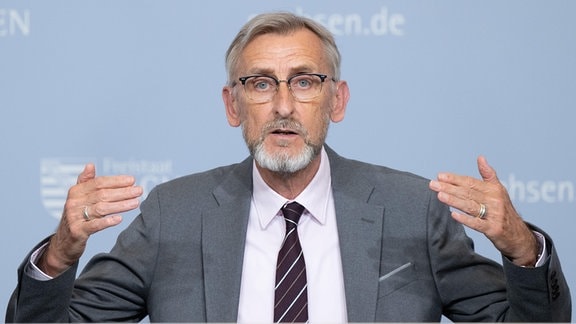 Armin Schuster (CDU), Innenminister von Sachsen, nimmt an einer Pressekonferenz nach der Kabinettssitzung teil.