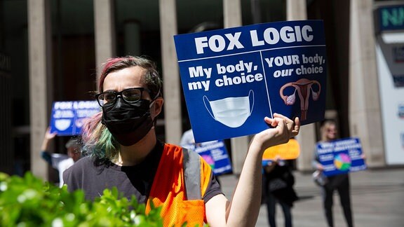 Menschen demonstrieren vor dem Fox News Haupsitz für Recht das auf Abtreibung.