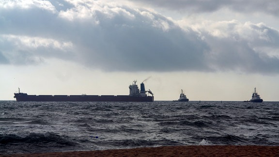 Schwarzes Meer bei Odessa mit Frachtschiff
