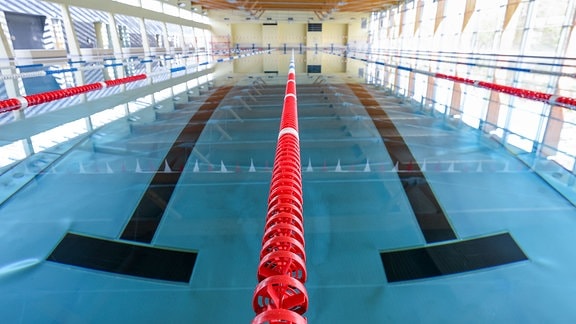 Schwimmbecken in der Schwimmhalle "Sportbad an der Elster".