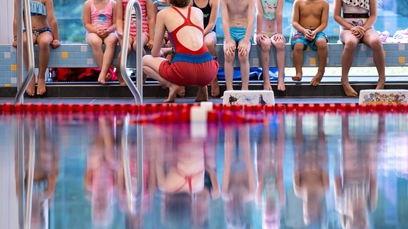 Kinder nehmen während der Auftaktveranstaltung zur Aktion «Bayern schwimmt» an einem Schwimmkurs teil. 