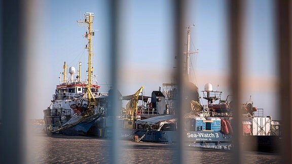 Die SeaWatch3 liegt beschlagnahmt im Hafen von Licata hinter einem Zaun. 