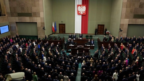 Neu gewählte Mitglieder des polnischen Parlaments nehmen an der ersten Sitzung des Unterhauses (Sejm) teil.