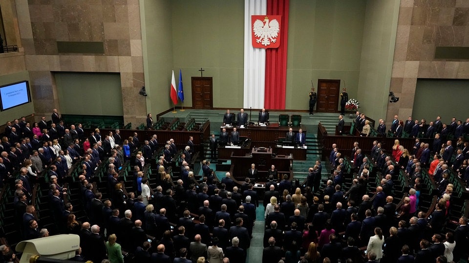 Polski rząd narodowo-konserwatywny podaje się do dymisji po otwarciu Sejmu