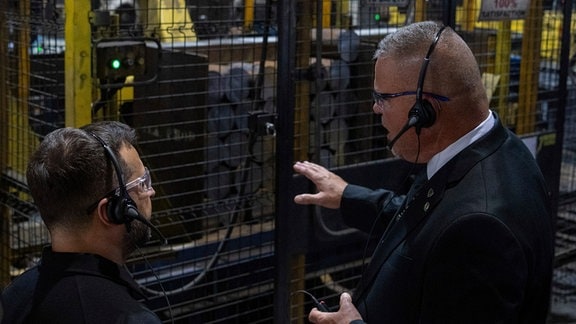 Auf diesem von der U.S. Army zur Verfügung gestellten Bild hört der ukrainische Präsident Wolodymyr Selenskyj (l), den Erklärungen von Rich Hansen, dem Vertreter des Kommandanten des Scranton Army Ammunition Plant, zu.