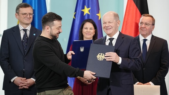 Bundeskanzler Olaf Scholz (SPD, r) und Wolodymyr Selenskyj, Präsident der Ukraine, unterzeichnen im Bundeskanzleramt ein langfristiges Sicherheitsabkommen beider Länder.