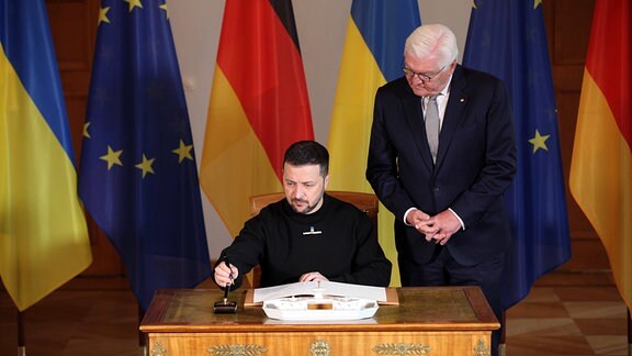 Der ukrainische Präsident Wolodymyr Selenskyj  Präsident Ukraine  ist zu Staatsbesuch und wird im Schloss Bellevue von Bundespräsident Frank-Walter Steinmeier empfangen, wo er sich unter anderem in das Gästebuch einträgt.